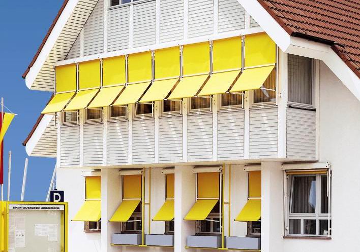 Markisolette an einem Holzhaus