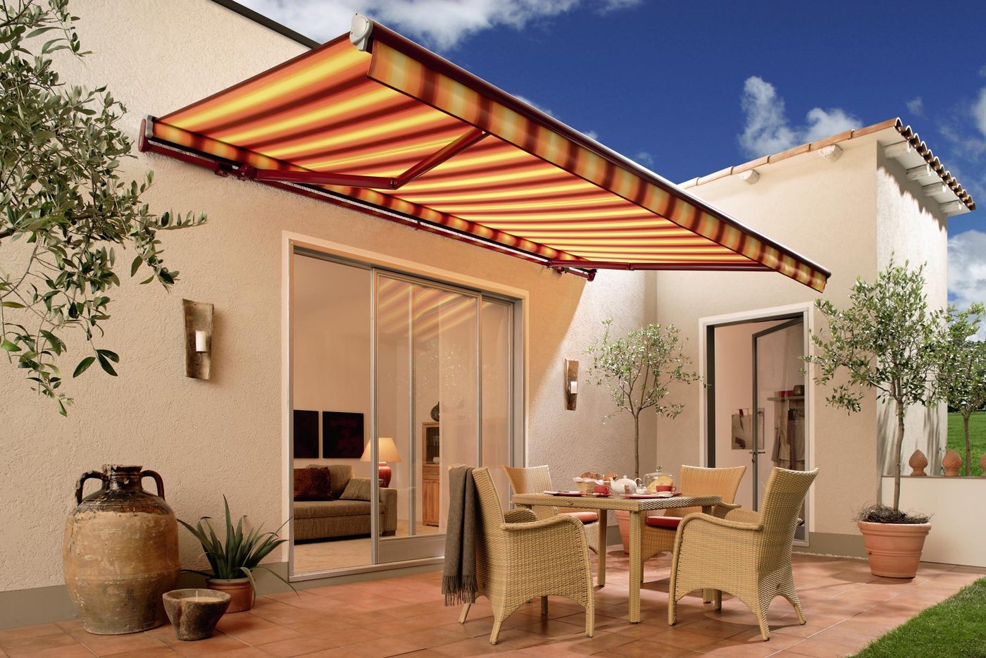Kassettenmarkise über einer Terrasse