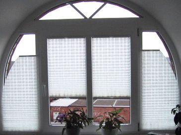 Rundbogenfenster mit Faltstores