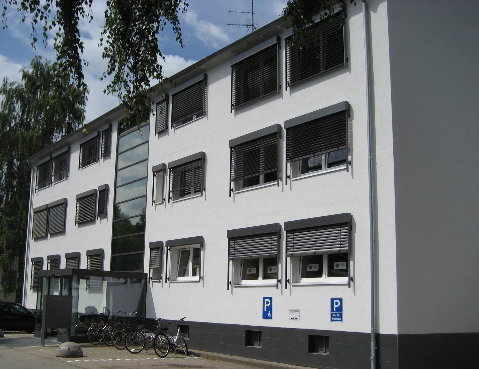 Bürogebäude mit Außen-Raffstores