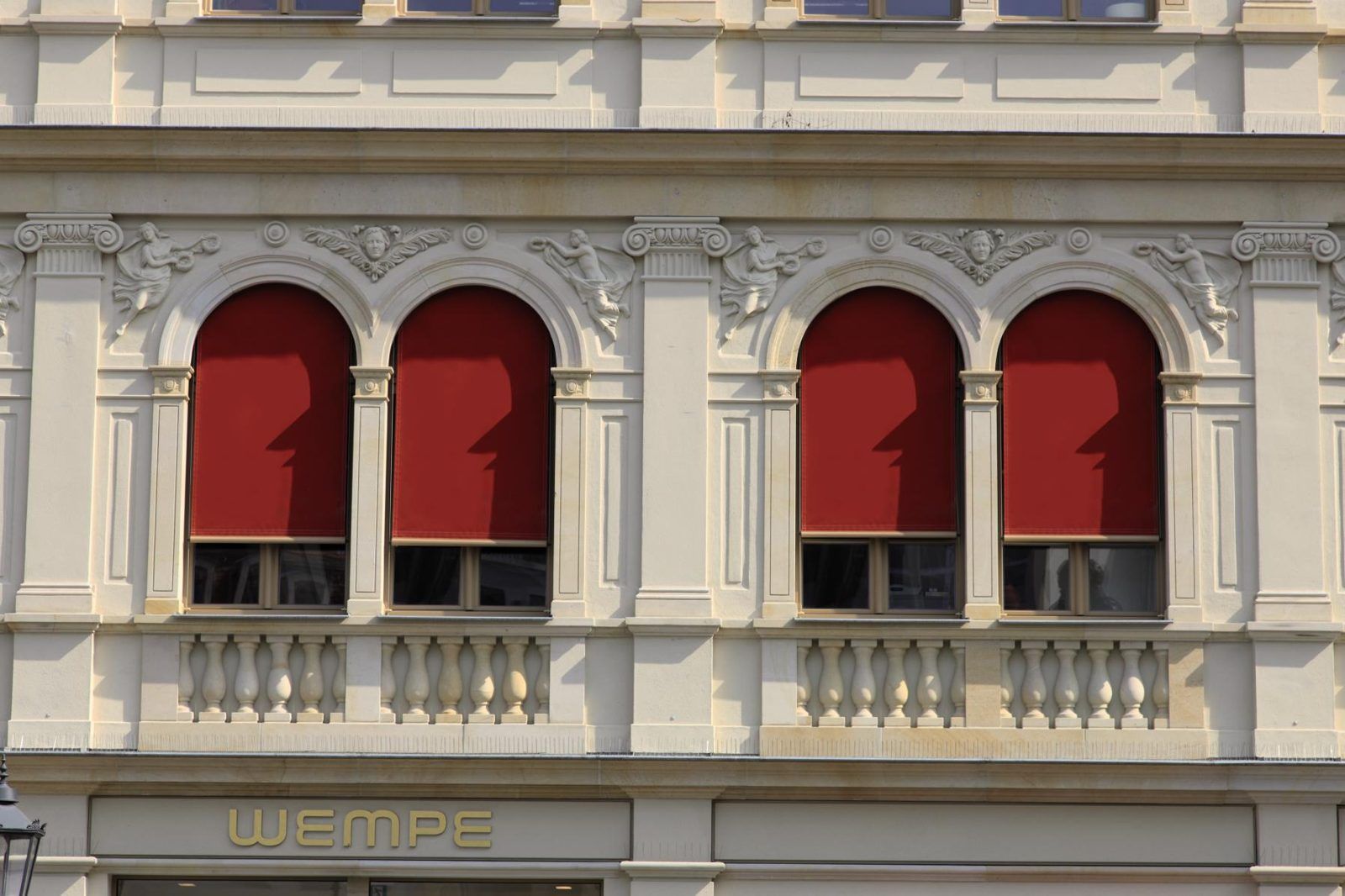 Senkrecht-Markisen an einer historischen Fassade